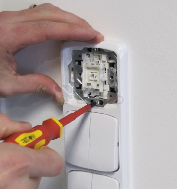 Obrázek produktu PROFI sada přístrojových vrutů pro elektroinstalační krabice UK/KU 68 + šroubovák 1013902 1