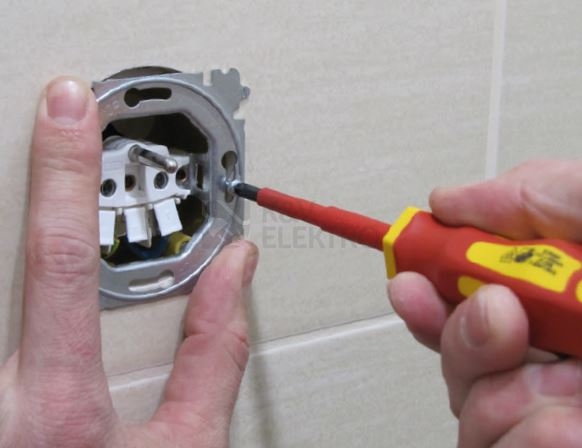 Obrázek produktu PROFI sada přístrojových vrutů pro elektroinstalační krabice UK/KU 68 + šroubovák a fázová zkoušečka 1015001 1