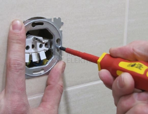 Obrázek produktu PROFI sada přístrojových vrutů pro elektroinstalační krabice UK/KU 68 + šroubovák a fázová zkoušečka 1015001 1