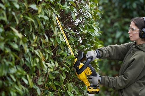 Obrázek produktu AKU nůžky na živý plot 55cm Stanley FatMax V20 SFMCHT855B bez nabíječky a baterie 1