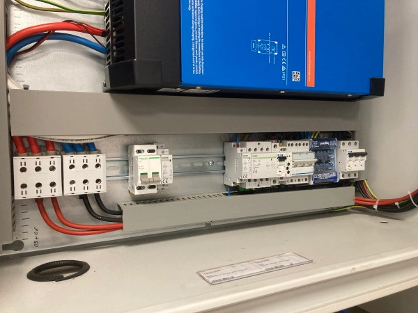 Rozvaděč pro fotovoltaiku SWPOWER Technology Pack 9000VA VICTRON 3xMultiPlus 3000 + 2xMPPT Tracker 150/100 (obrázek 5)