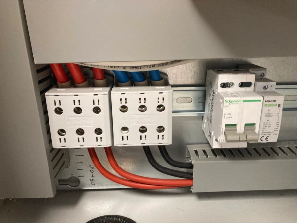 Rozvaděč pro fotovoltaiku SWPOWER Technology Pack 9000VA VICTRON 3xMultiPlus 3000 + 2xMPPT Tracker 150/100 (obrázek 3)