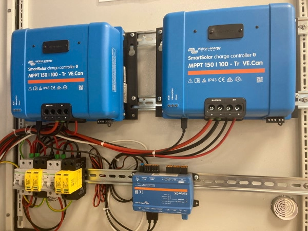 Rozvaděč pro fotovoltaiku SWPOWER Technology Pack 9000VA VICTRON 3xMultiPlus 3000 + 2xMPPT Tracker 150/100 (obrázek 6)