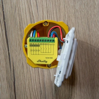Modul řízení LED pásků Shelly Plus RGBW PM 12/24V DC WiFi žlutá (obrázek 2)
