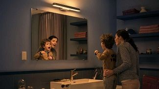 Zrcadlové svítidlo Philips Hue Adore s dálkovým ovládáním intenzity a barvy světla